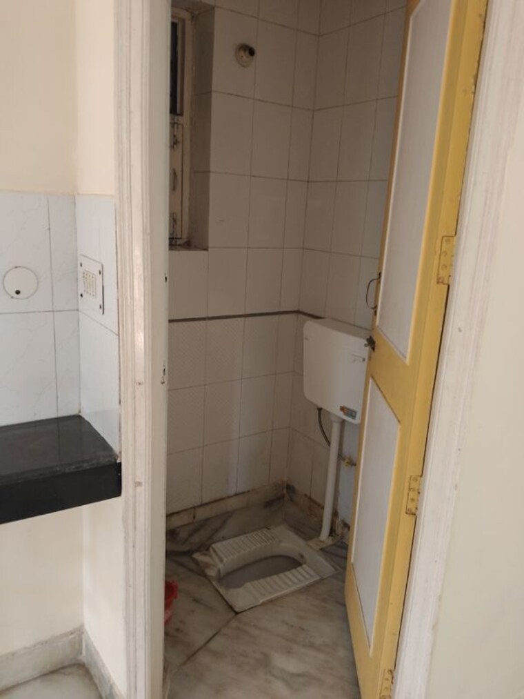 Bathroom, sector 46 1 Bedroom 500 Sq.Ft. Apartment In Sector 46 Faridabad 9896861