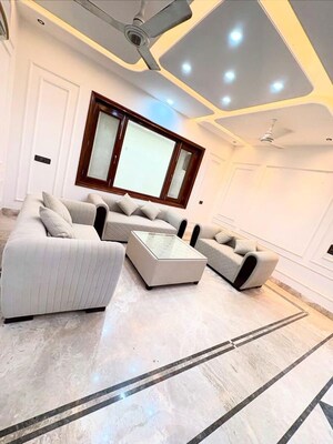 Team Area in 3 BHK Builder Floor at Dlf Phase iv – for Rent