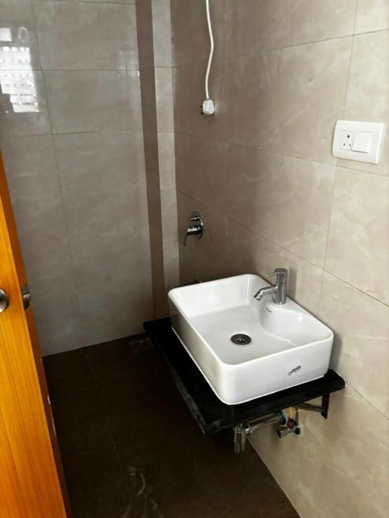 Bathroom, crystal-hitendra-dhamm-shabha-chs 2 Bedroom 675 Sq.Ft. Apartment In Goregaon West Mumbai 10505536