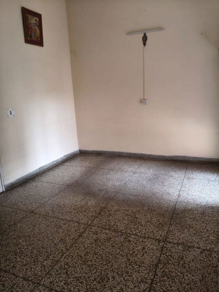 Room, sector 31 2.5 Bedroom 300 Sq.Mt. Villa In Sector 31 Noida 10505588