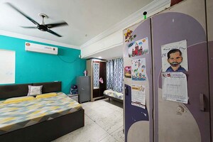 Room in 4 BHK Apartment at Ellis Bridge – for Sale