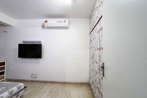 Room in 4 BHK Apartment at Ellis Bridge – for Sale