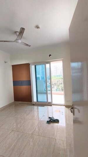 Room in 3 BHK Apartment at Gaur City 7th Avenue, Sector 4 Greater Noida – for Rent