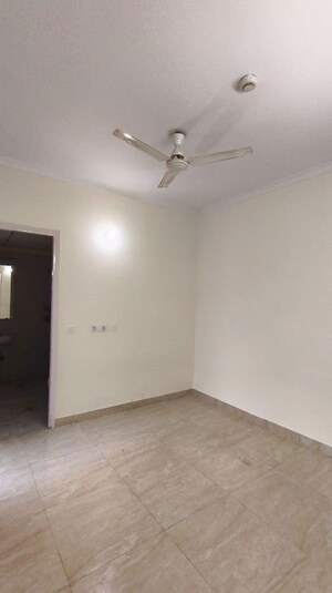Room in 3 BHK Apartment at Gaur City 7th Avenue, Sector 4 Greater Noida – for Rent