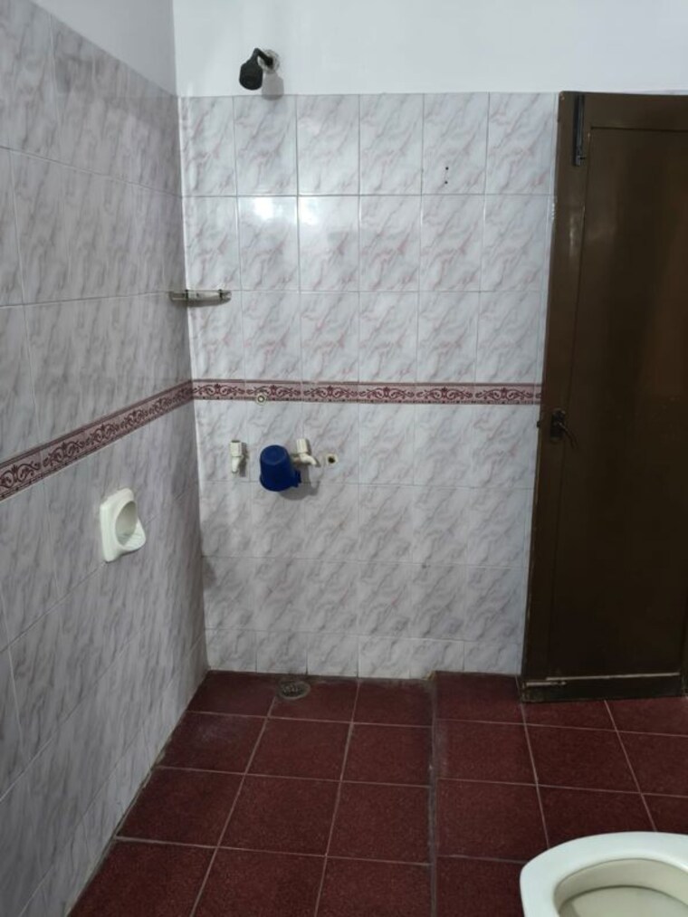 Bathroom, sector 36 3.5 Bedroom 300 Sq.Mt. Villa In Sector 36 Noida 10505603