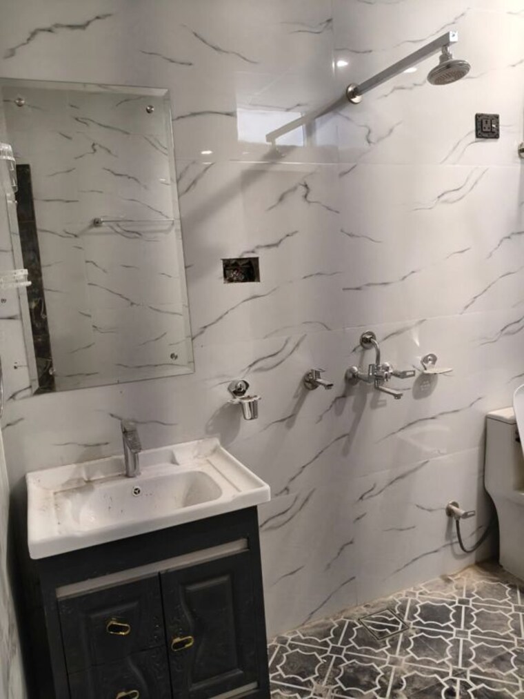 Bathroom, sector 36 3.5 Bedroom 300 Sq.Mt. Villa In Sector 36 Noida 10505603