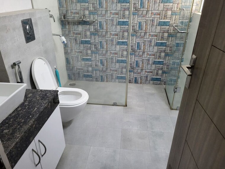 Bathroom, arun vihar 4 Bedroom 450 Sq.Mt. Villa In Arun Vihar Noida 10505649
