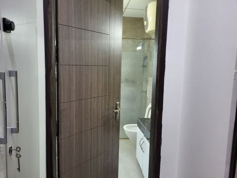 Bathroom, arun vihar 4 Bedroom 450 Sq.Mt. Villa In Arun Vihar Noida 10505649