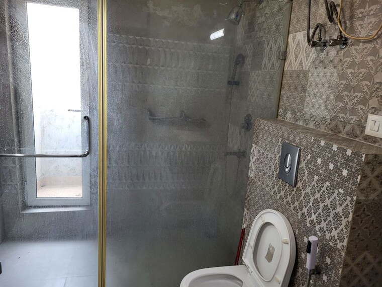 Bathroom, arun vihar 4 Bedroom 450 Sq.Mt. Villa In Arun Vihar Noida 10505649