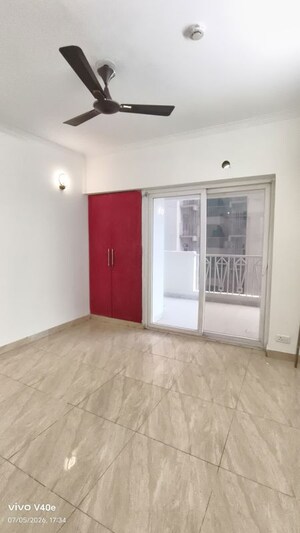 Room in 3 BHK Apartment at Gaur City 7th Avenue, Sector 4 Greater Noida – for Rent
