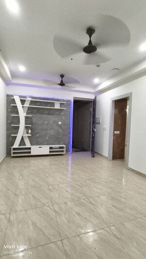 Room in 3 BHK Apartment at Gaur City 7th Avenue, Sector 4 Greater Noida – for Rent