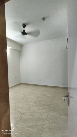 Room in 3 BHK Apartment at Gaur City 7th Avenue, Sector 4 Greater Noida – for Rent
