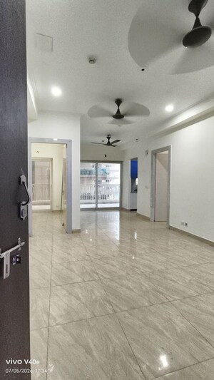Room in 3 BHK Apartment at Gaur City 7th Avenue, Sector 4 Greater Noida – for Rent