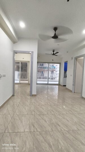 Room in 3 BHK Apartment at Gaur City 7th Avenue, Sector 4 Greater Noida – for Rent