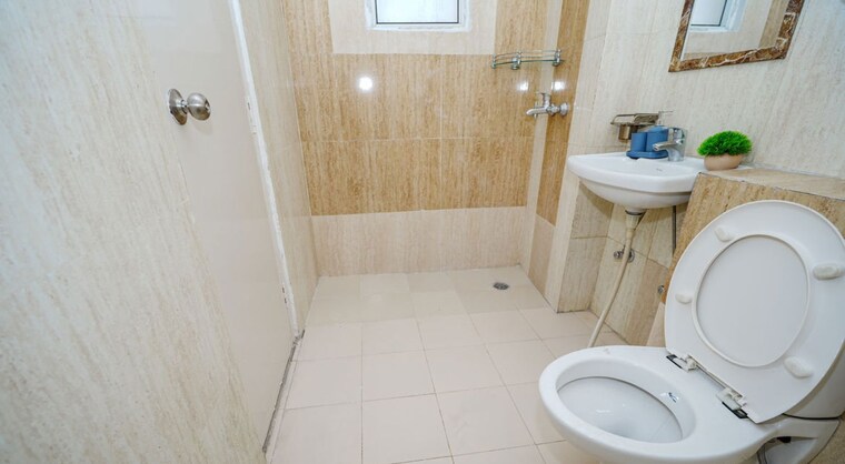Bathroom, mapsko-royale-ville 4 Bedroom 3500 Sq.Ft. Apartment In Sector 82 Gurgaon 10505787