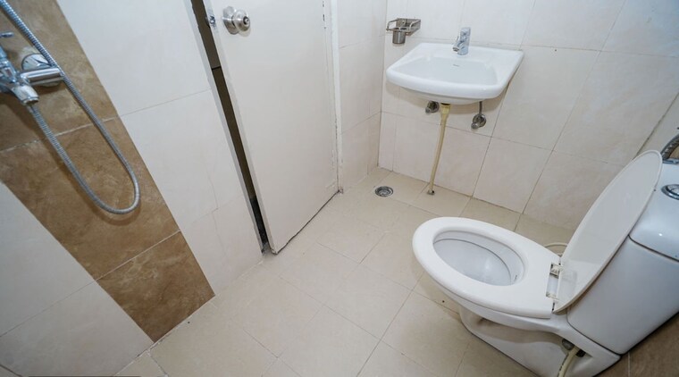 Bathroom, mapsko-royale-ville 4 Bedroom 3500 Sq.Ft. Apartment In Sector 82 Gurgaon 10505787