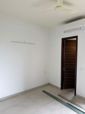 Room in 3 BHK Apartment at Smart World Orchard, Sector 61 – for Rent