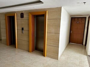 Room in 3 BHK Apartment at Omaxe Waterscapes, Gomti Nagar – for Rent