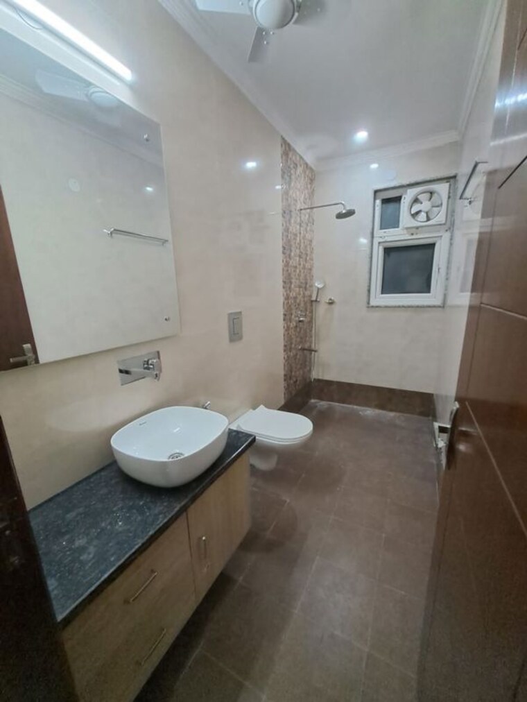 Bathroom, chittaranjan park 3 Bedroom 260 Sq.Yd. Builder Floor In Chittaranjan Park Delhi 10505839
