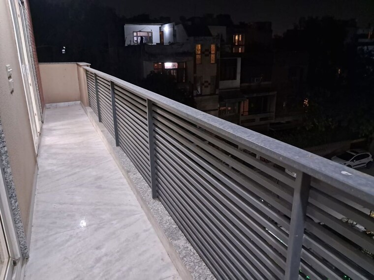 Balcony, chittaranjan park 3 Bedroom 260 Sq.Yd. Builder Floor In Chittaranjan Park Delhi 10505839