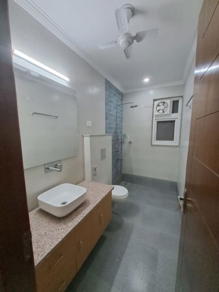 Bathroom, chittaranjan park 3 Bedroom 260 Sq.Yd. Builder Floor In Chittaranjan Park Delhi 10505839