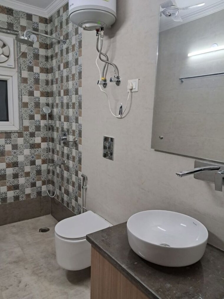Bathroom, chittaranjan park 3 Bedroom 260 Sq.Yd. Builder Floor In Chittaranjan Park Delhi 10505839