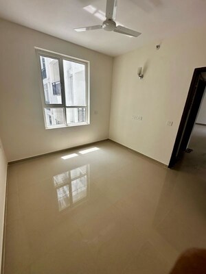 Room in 3 BHK Apartment at Omaxe Waterscapes, Gomti Nagar – for Rent