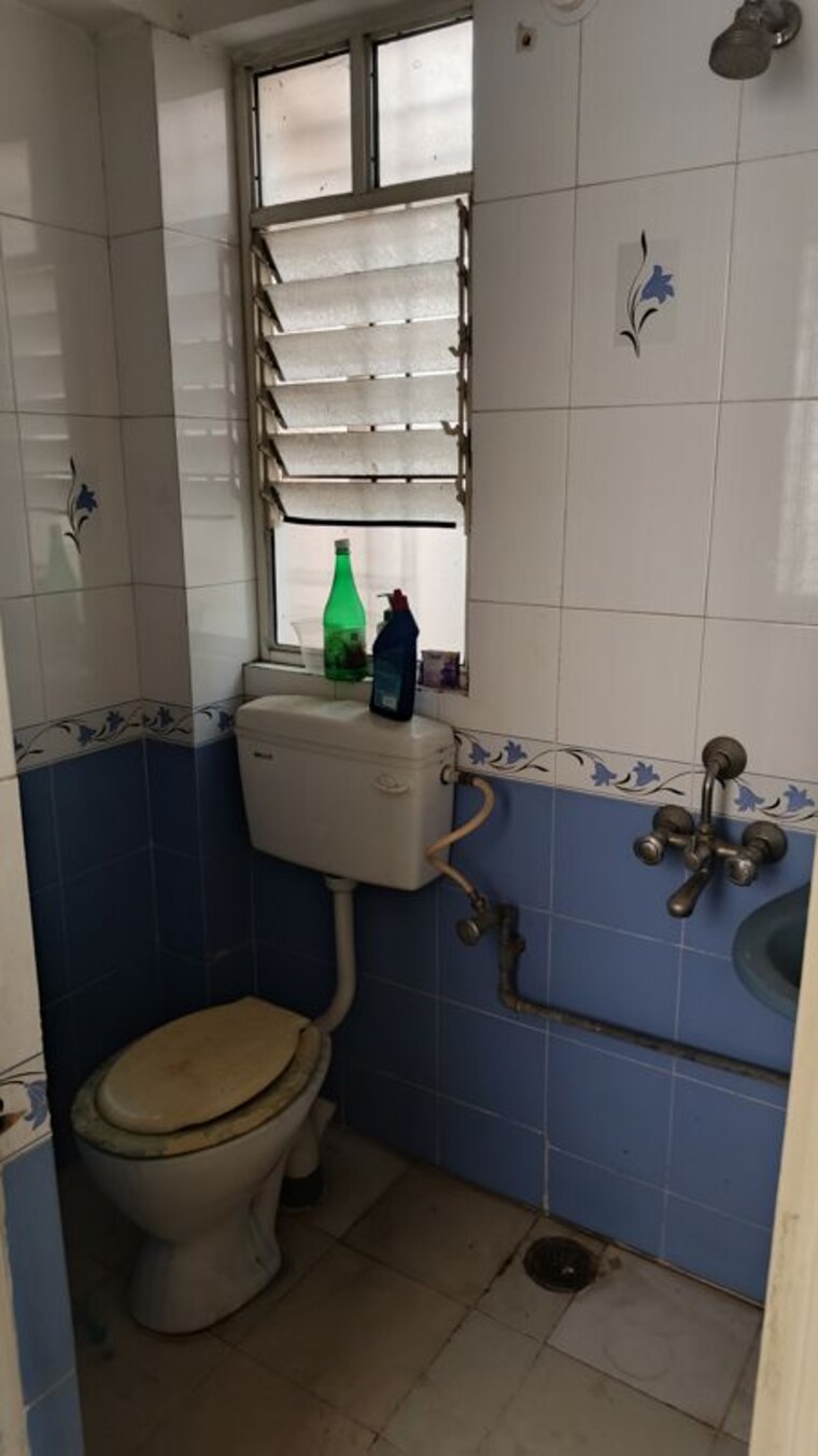 Bathroom, parvati industrial estate 3 Bedroom 1200 Sq.Ft. Apartment In Parvati Industrial Estate Pune 10505896