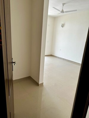 Room in 3 BHK Apartment at Omaxe Waterscapes, Gomti Nagar – for Rent