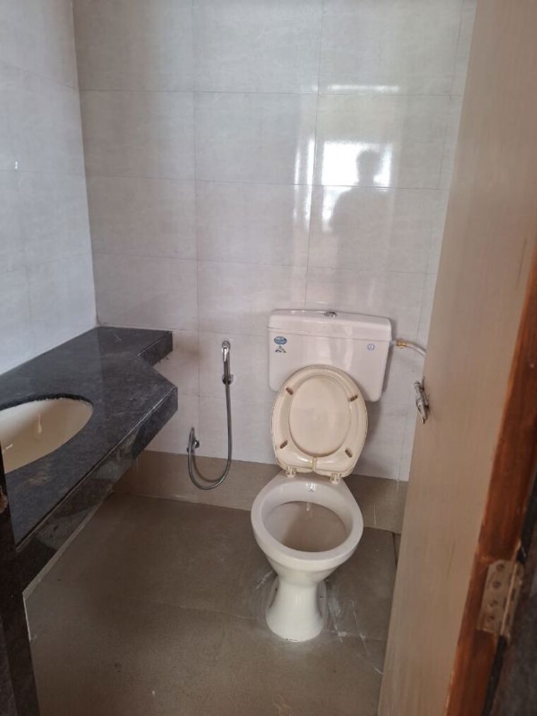 Bathroom, mont-vert-avion 2 Bedroom 850 Sq.Ft. Apartment In Pashan Pune 10505923