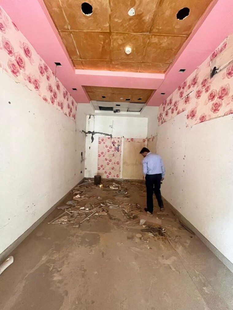 Bathroom, garhi Commercial Shop 459 Sq.Ft. In Garhi Ghaziabad 10505936
