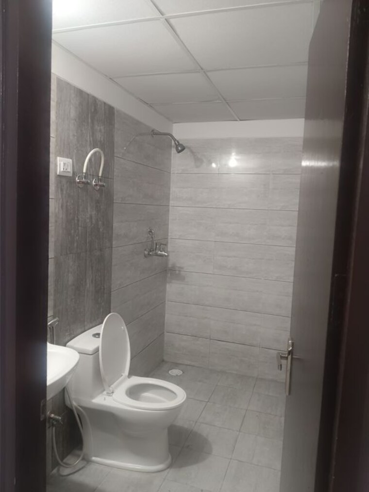 Bathroom, gulshan-bellina 3 Bedroom 1330 Sq.Ft. Apartment In Sector 16 Greater Noida Greater Noida 10505986