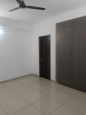 Room in 3 BHK Apartment at Gulshan Bellina, Sector 16 Greater Noida – for Rent