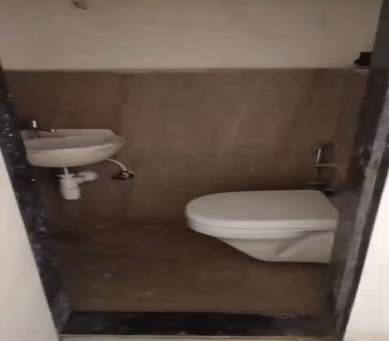 Bathroom, dadar east Commercial Shop 370 Sq.Ft. In Dadar East Mumbai 10506006