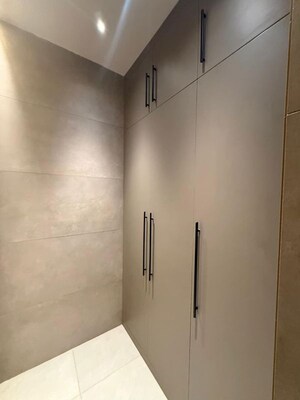 Room in 4 BHK Apartment at Ghazipur – for Sale
