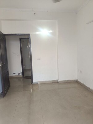 Room in 2.5 BHK Apartment at Amrapali Silicon City, Sector 76 – for Rent