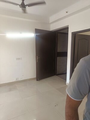 Room in 2.5 BHK Apartment at Amrapali Silicon City, Sector 76 – for Rent