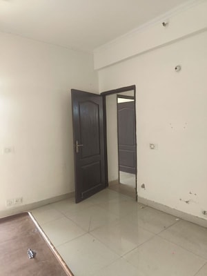 Room in 2.5 BHK Apartment at Amrapali Silicon City, Sector 76 – for Rent