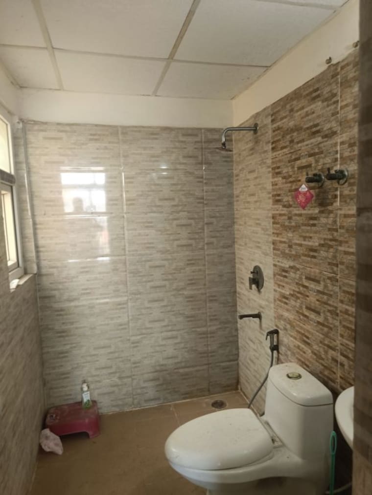 Bathroom, amrapali-silicon-city 2.5 Bedroom 1108 Sq.Ft. Apartment In Sector 76 Noida 10506069