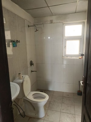 Bathroom in 2.5 BHK Apartment at Amrapali Silicon City, Sector 76 – for Rent