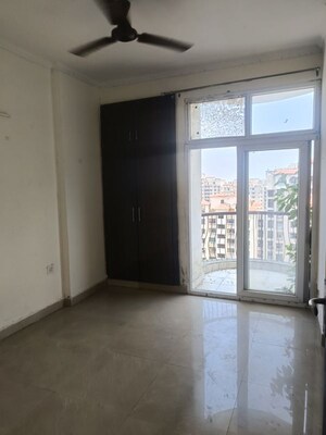 Room in 2.5 BHK Apartment at Amrapali Silicon City, Sector 76 – for Rent