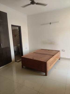 Room in 2.5 BHK Apartment at Amrapali Silicon City, Sector 76 – for Rent