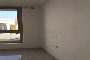 Room in 2.5 BHK Apartment at Hiranandani Obelia The Walk, Ghodbunder Road – for Rent