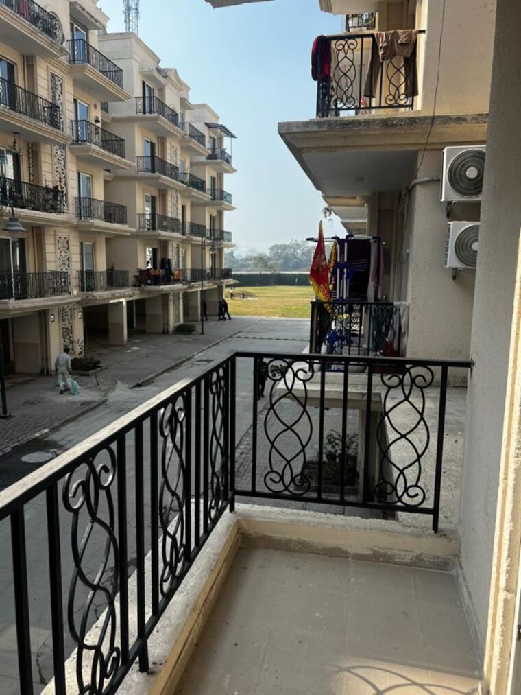 Balcony, signature-global-park-4-and-5 3 Bedroom 1120 Sq.Ft. Apartment In Sohna Sector 36 Gurgaon 10506163