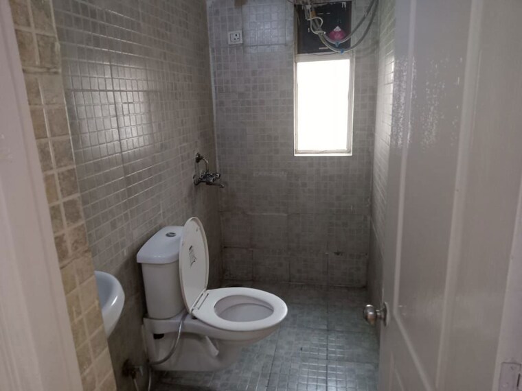 Bathroom, paras-tierea 2 Bedroom 925 Sq.Ft. Apartment In Sector 137 Noida 10506170