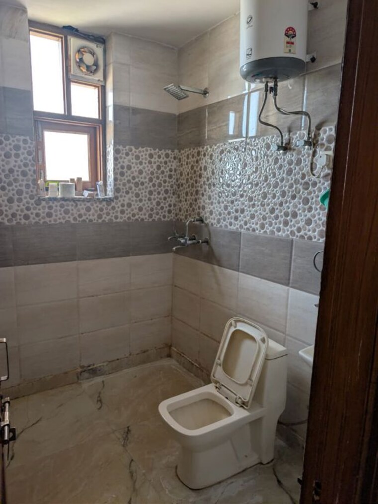 Bathroom, vasant vihar 1 Bedroom 150 Sq.Yd. Builder Floor In Vasant Vihar Delhi 10506198