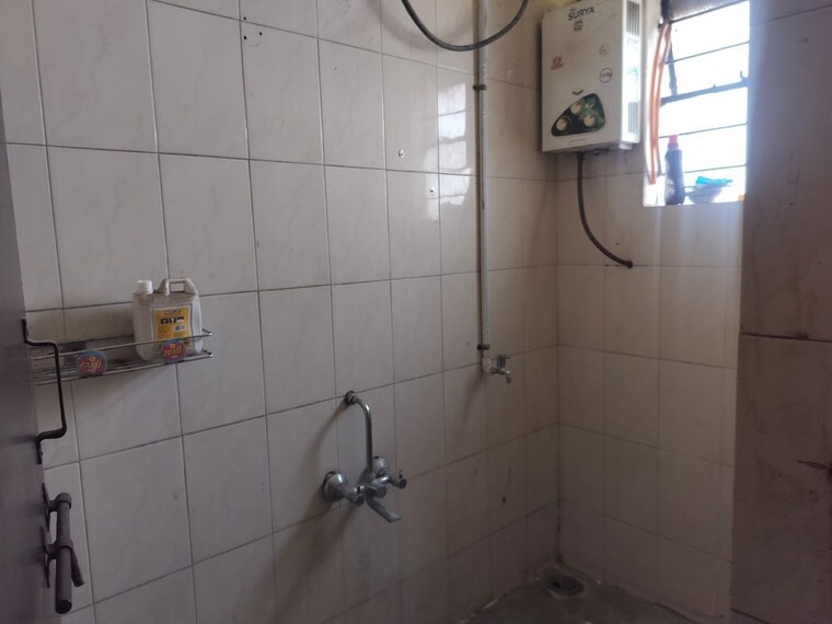 Bathroom, laxmi-tara-market 1 Bedroom 500 Sq.Ft. Apartment In Thergaon Pune 10506196