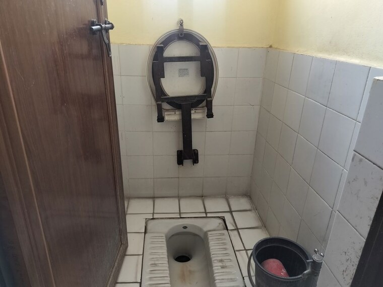 Bathroom, laxmi-tara-market 1 Bedroom 500 Sq.Ft. Apartment In Thergaon Pune 10506196