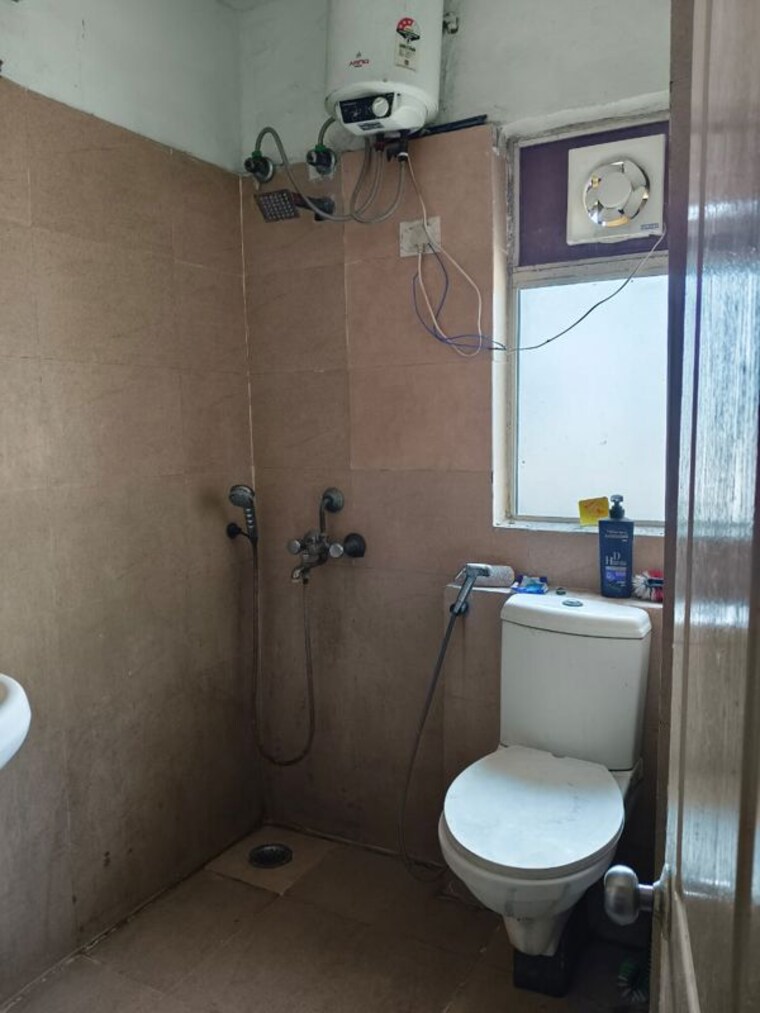 Bathroom, paras-tierea 1 Bedroom 495 Sq.Ft. Apartment In Sector 137 Noida 10506193