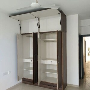 Room in 2.5 BHK Apartment at Oberoi Realty Woods, Goregaon East – for Rent